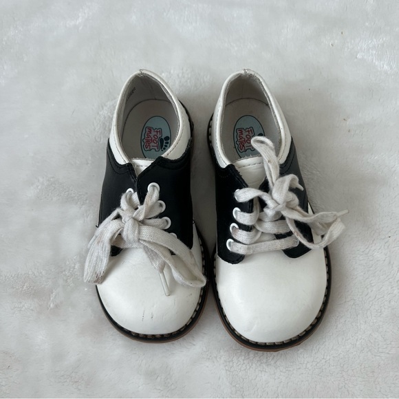 Footmates Cheer white and navy saddle shoes - Size 7 Oxford dress - Picture 3 of 5